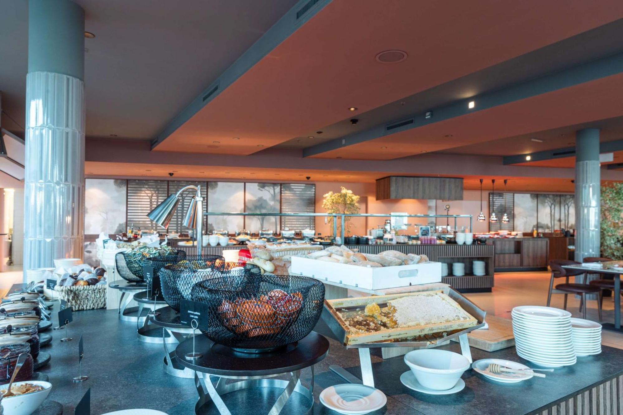 Radisson Blu Resort & Spa Spalato Esterno foto The buffet at the lounge