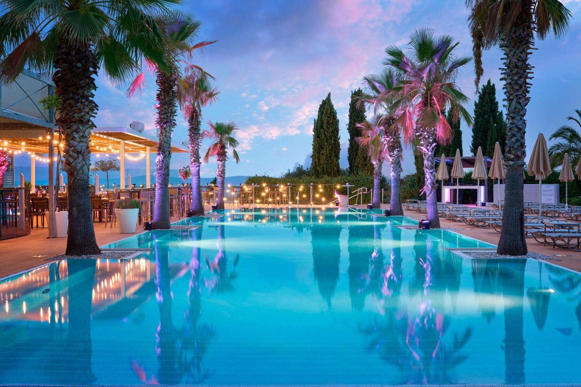 Radisson Blu Resort & Spa Spalato Esterno foto The pool at the resort