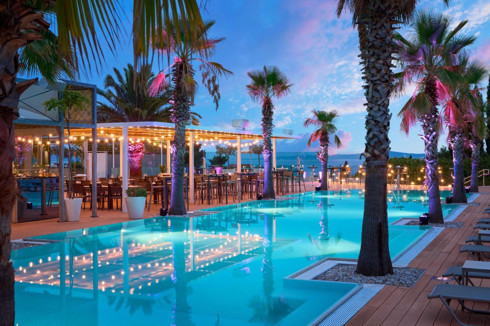 Radisson Blu Resort & Spa Spalato Esterno foto The pool at the Mykonos Grand Resort