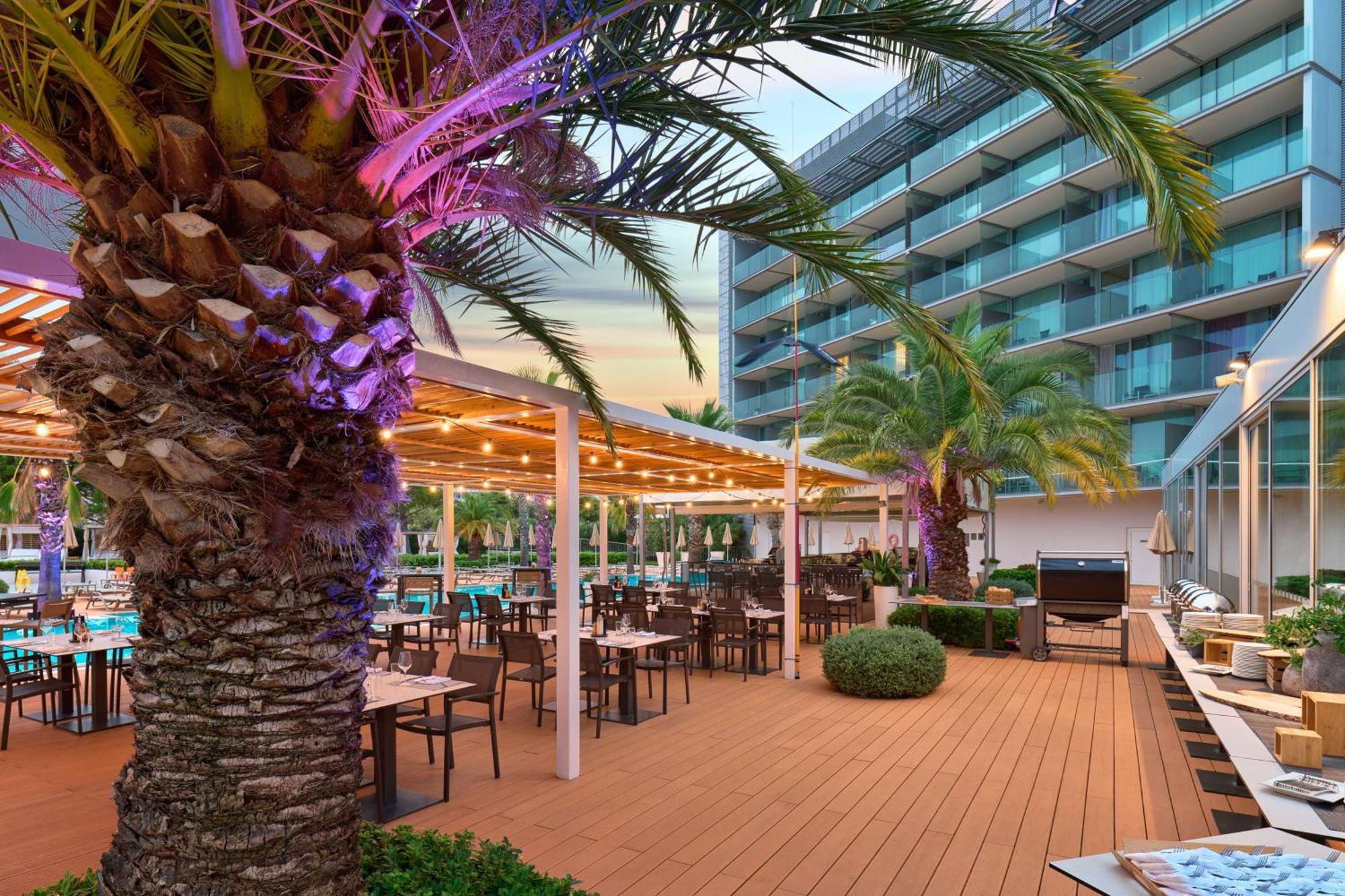 Radisson Blu Resort & Spa Spalato Esterno foto The hotel's pool area