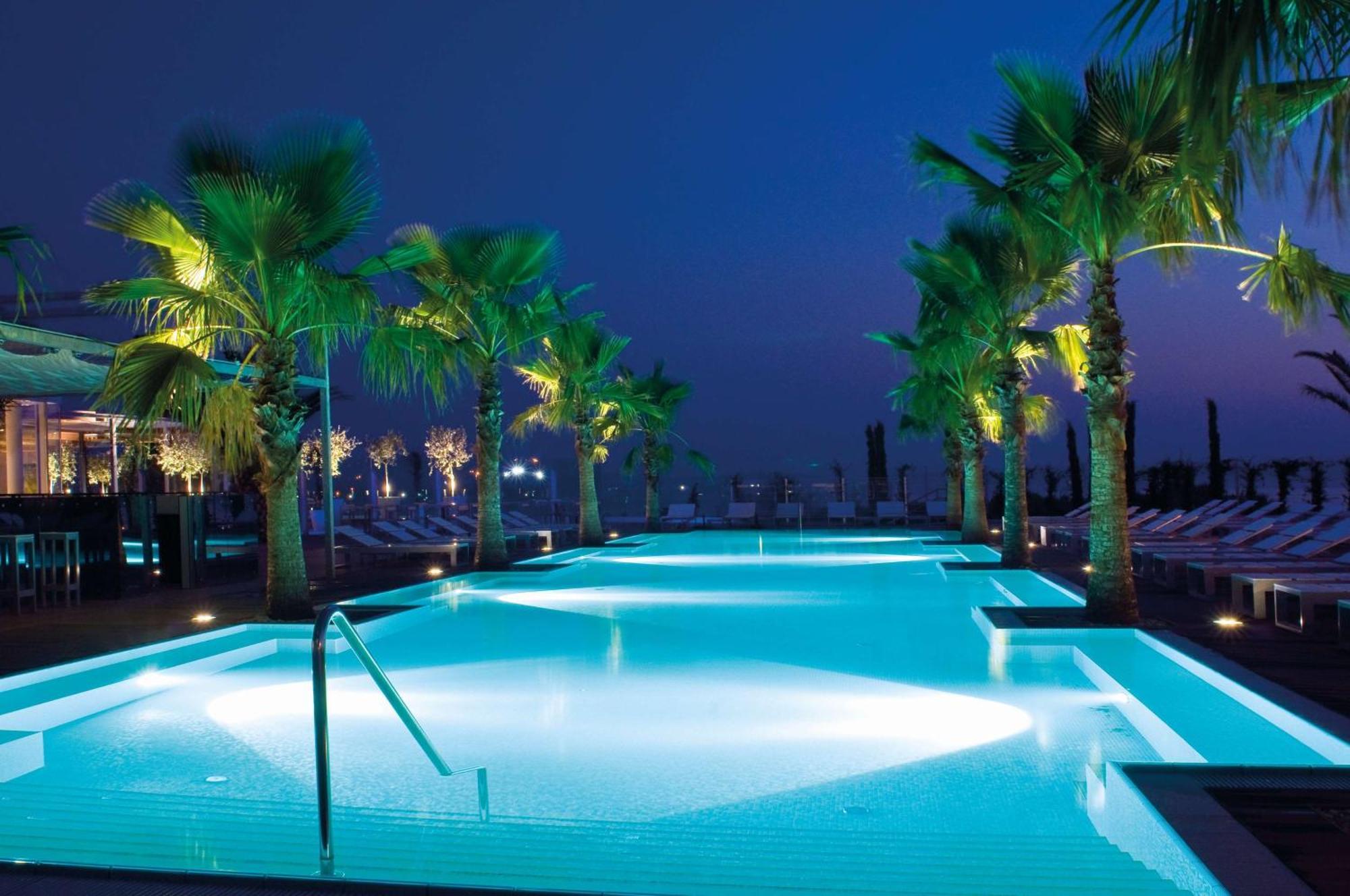 Radisson Blu Resort & Spa Spalato Esterno foto The pool at the Westin Athens