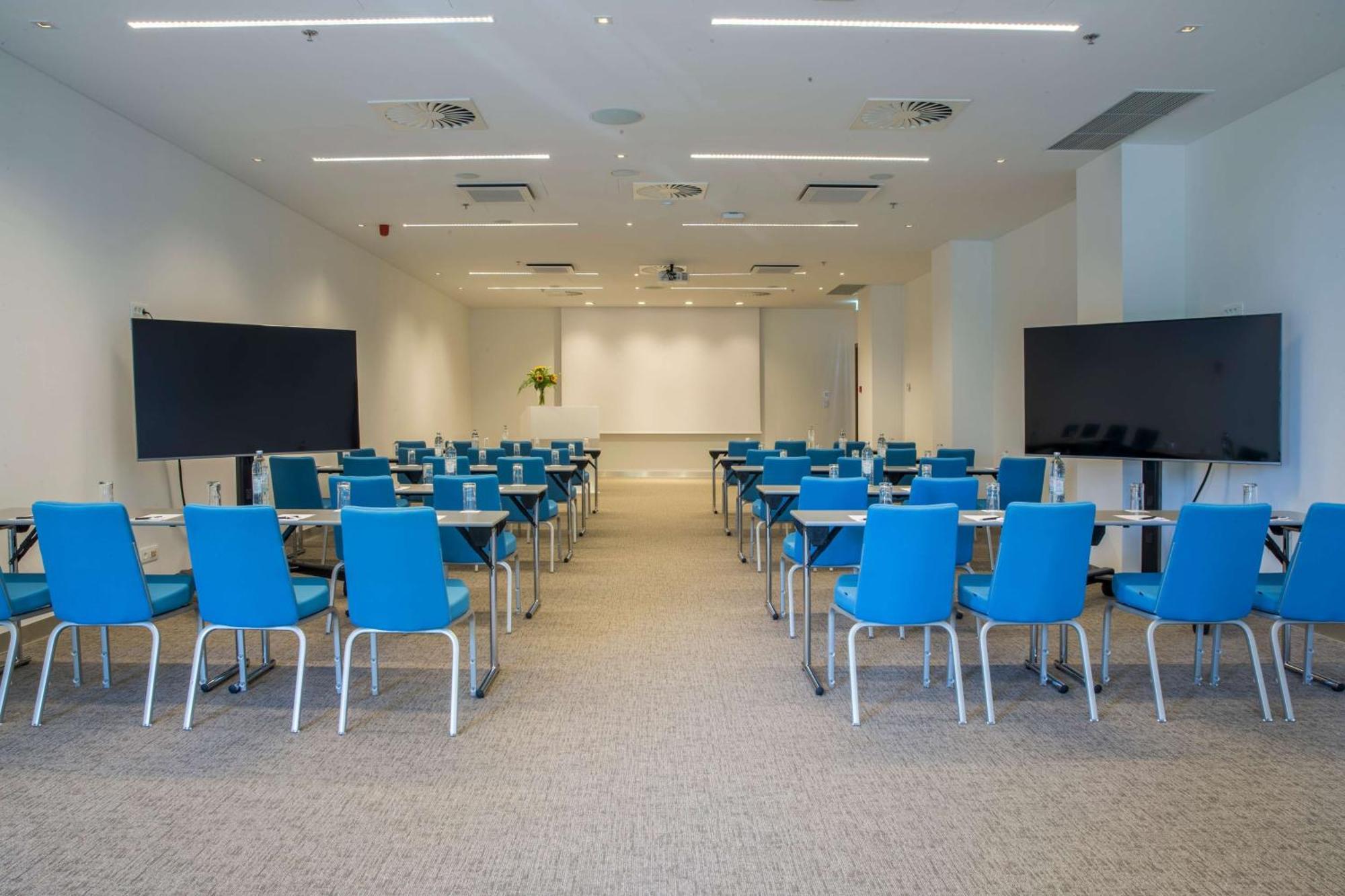 Radisson Blu Resort & Spa Spalato Esterno foto A classroom at the University of East Anglia