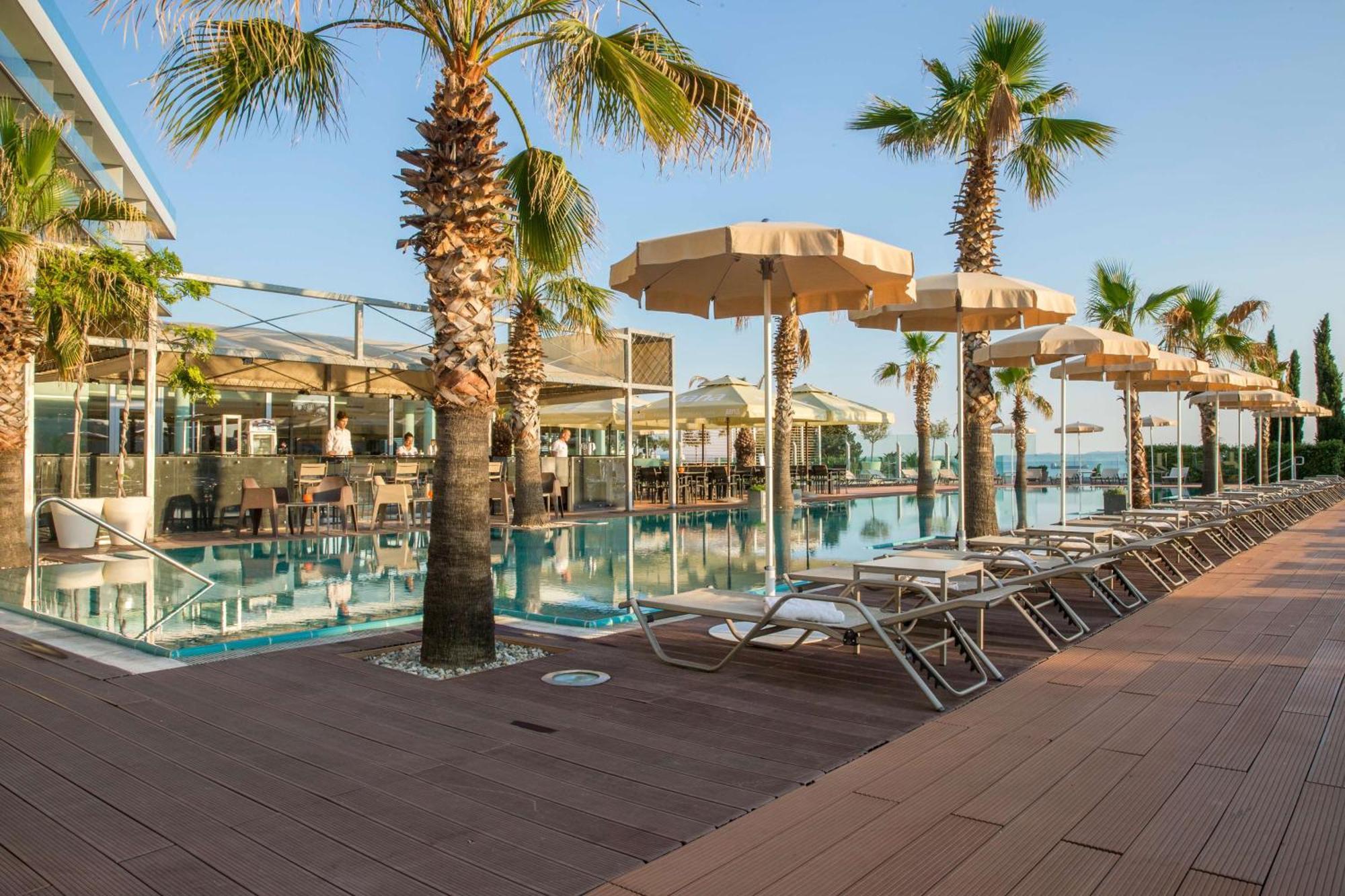 Radisson Blu Resort & Spa Spalato Esterno foto The pool at the hotel