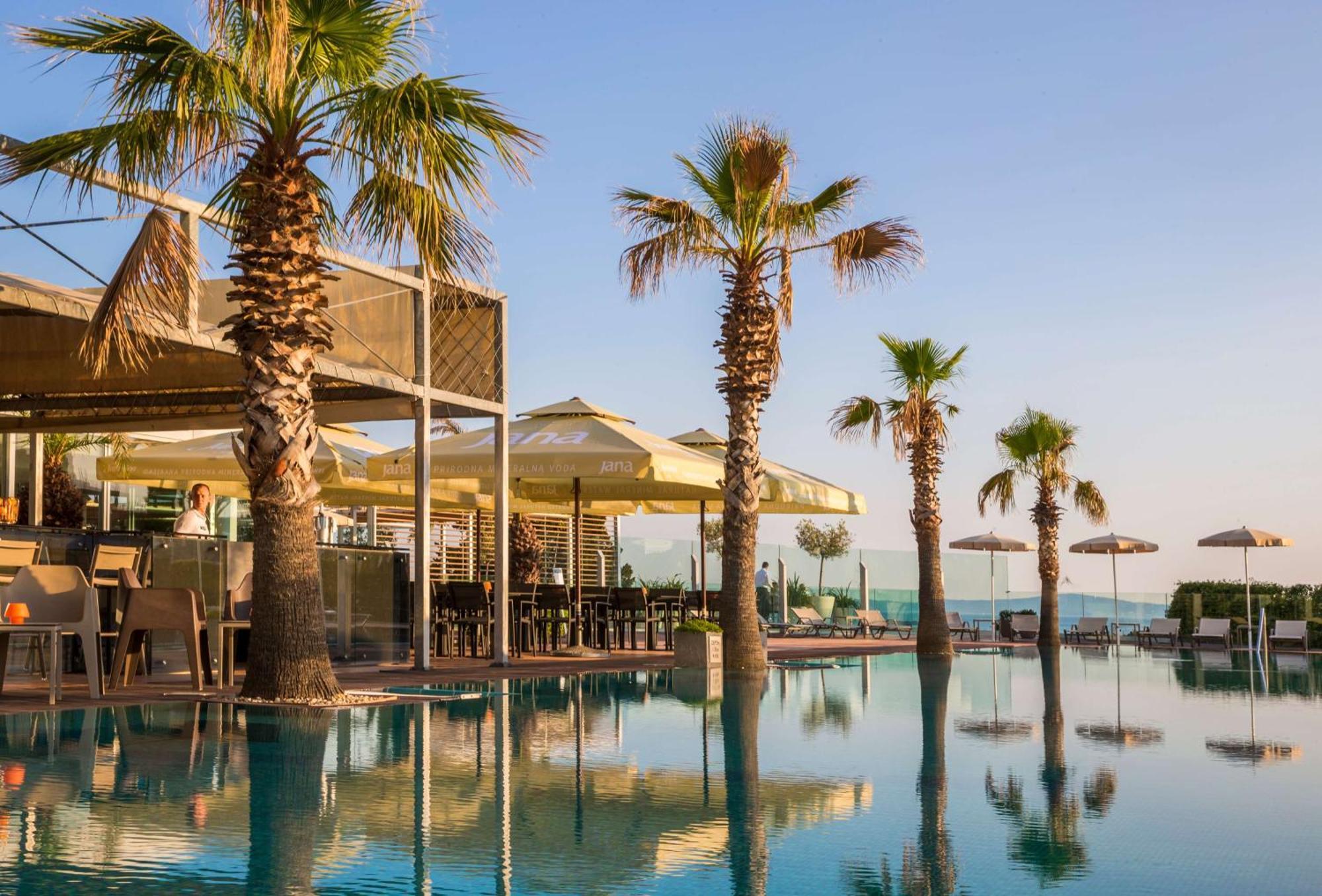 Radisson Blu Resort & Spa Spalato Esterno foto The pool at the hotel